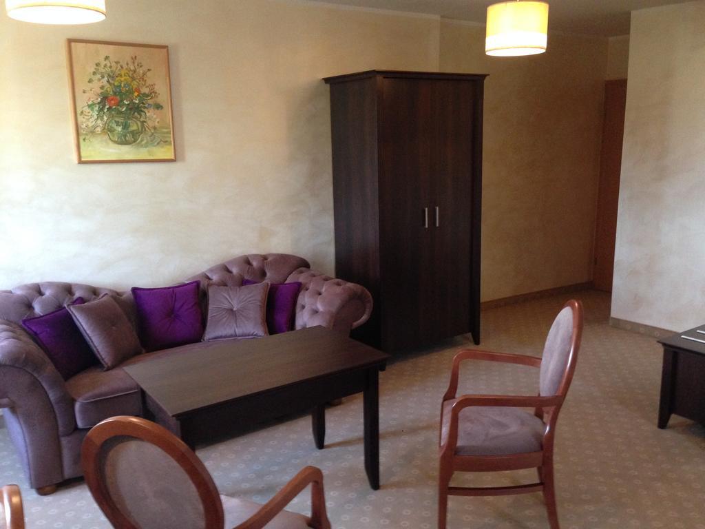 Hotel&Restauracja Zlote Runo Góra Kalwaria Exteriör bild
